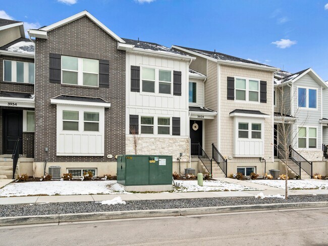 Foto del edificio - Private Basement Suite in Bright Co-Ed Townhome in Lehi Exchange!