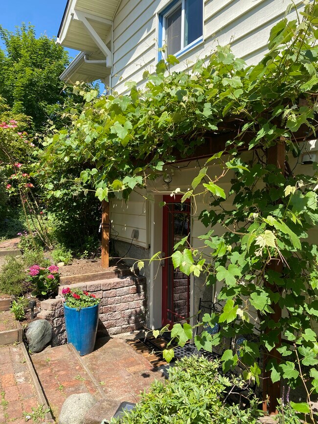 Puerta delantera del apartamento - 6316 30th Ave NW