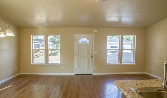 Building Photo - Open Floor plan 2 Bed 2 Bath Close to Downtown Jacksonville