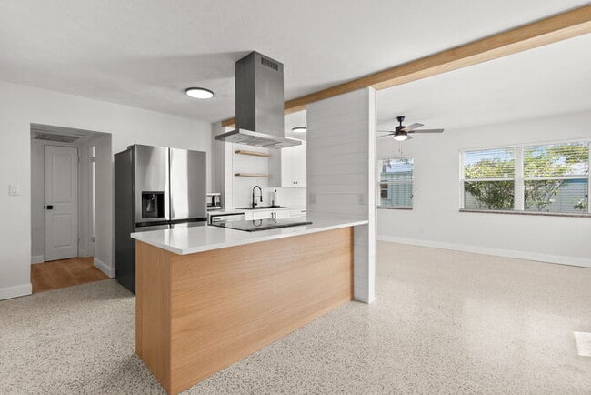 Building Photo - NEWLY RENOVATED Home For Rent in St Pete!