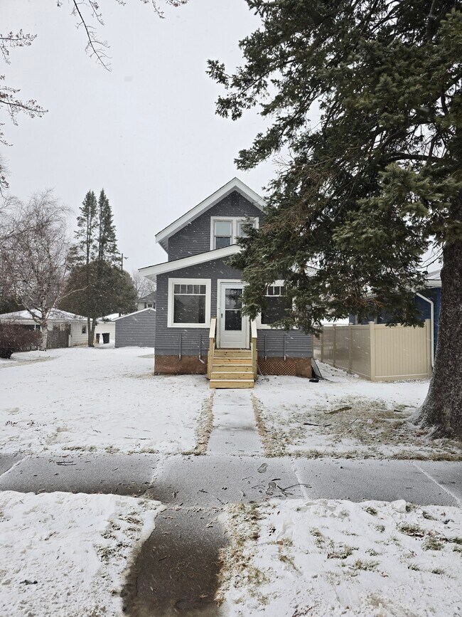 Foto del edificio - 1825 E 5th St