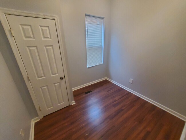 Foto del edificio - Spacious, and  Nicely Renovated Germantown...