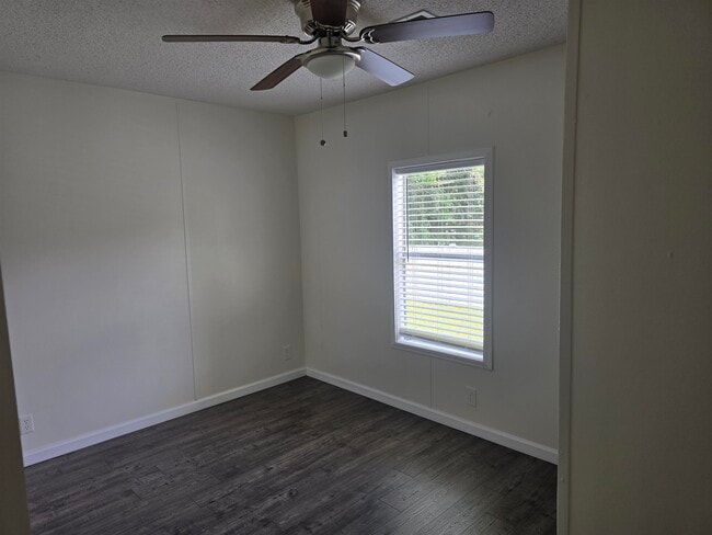 Foto del edificio - 239 Thompson Cir