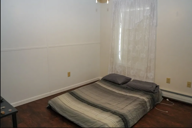 Bed room - 5281 Main St