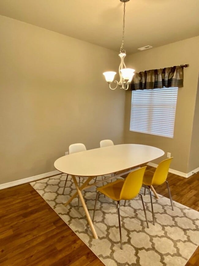 Foto del edificio - Immaculate 3 Bedroom 3 Bath Town Home in W...