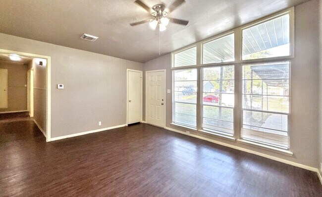 Foto del edificio - 5826 Burr Oak Dr