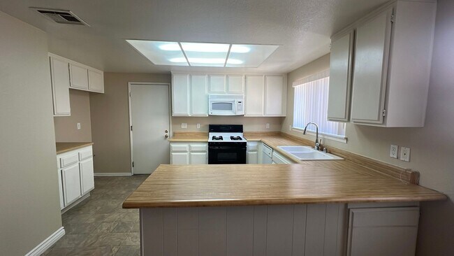 Building Photo - Beautiful East Lancaster Planned Unit Deve...
