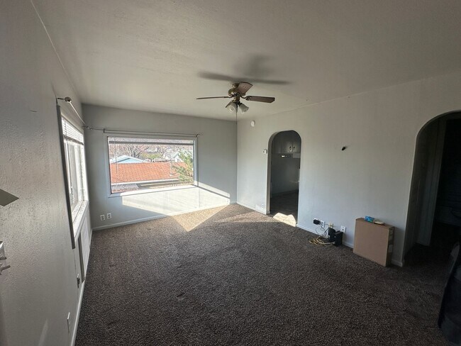 Building Photo - 2 bedroom 1 bath single family home