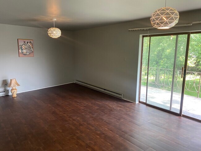 Building Photo - 2301 Holiday Ct