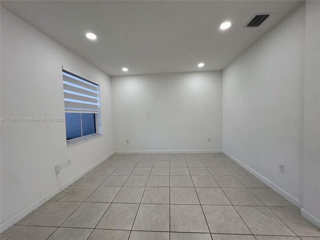 Building Photo - 2664 SE 15th St