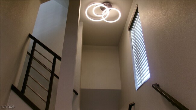 Foto del edificio - 8036 Carpenter Creek Ave