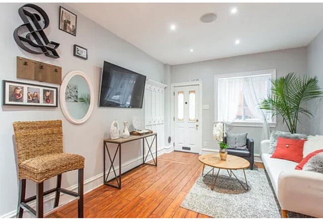 Photo - 823 S Hutchinson St House