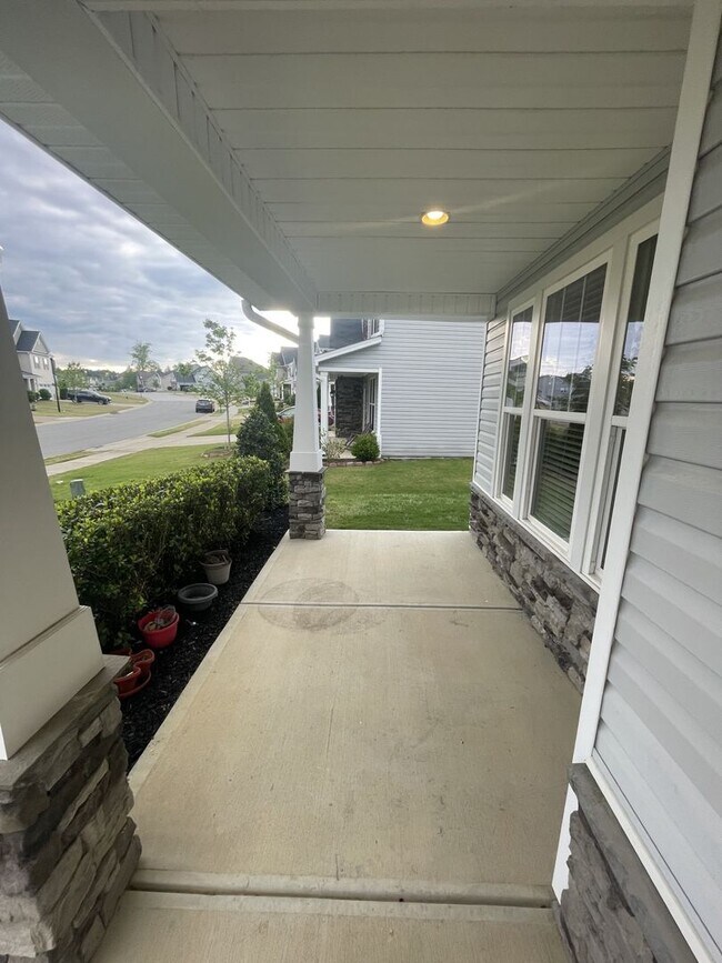 Building Photo - 4 Bedroom 2.5 Bath Detached with garage an...