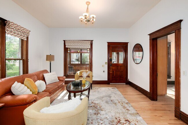 Foto del edificio - Charming Old Town Louisville Bungalow with Solar & Carriage House!