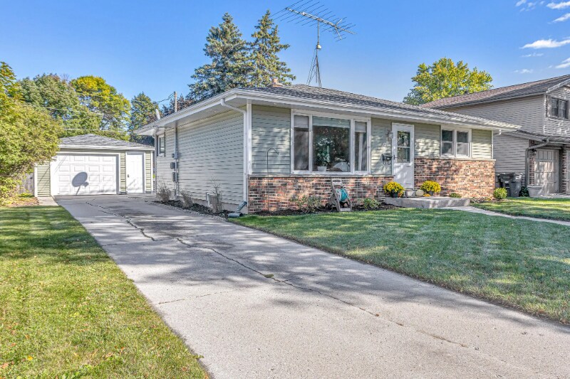 Primary Photo - 2027 N 28th St