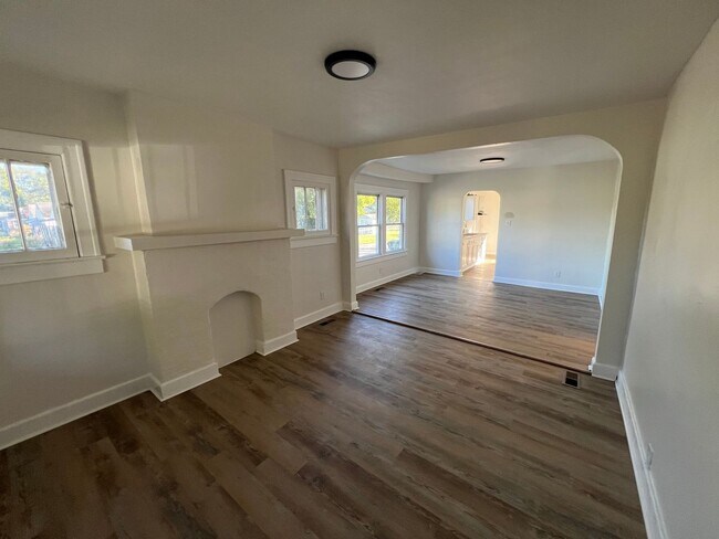 Building Photo - 4-bedroom, 1-bathroom home ready for new t...