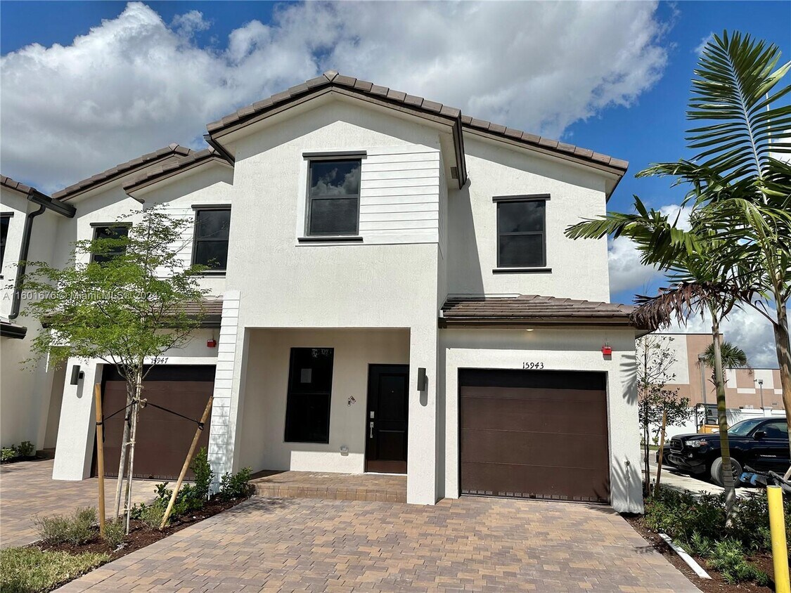 Foto principal - 15943 SW 2nd St