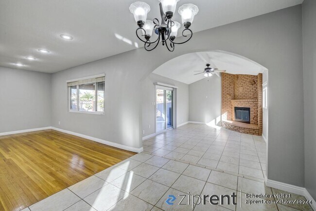 Foto del edificio - 16422 McRae Ave