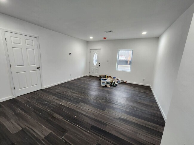 Foto del edificio - Main Street Triplex