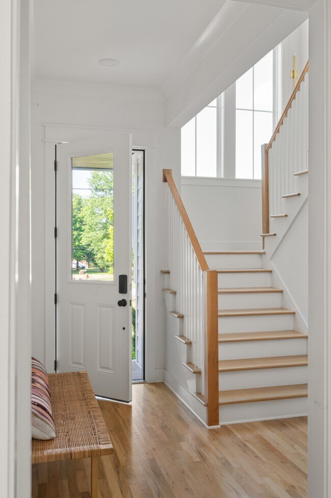 Building Photo - 917 Beechmont Pl