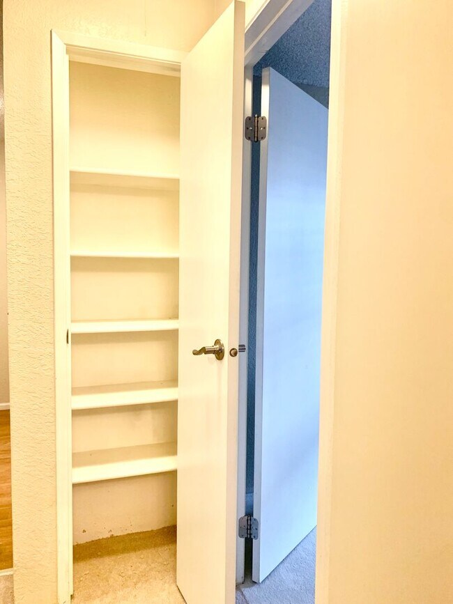 Foto del edificio - 1 BD 1 BA Kirkland Ground Floor Condo with Private Covered Patio