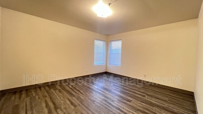 Foto del edificio - 6305 Chapel Hill Blvd