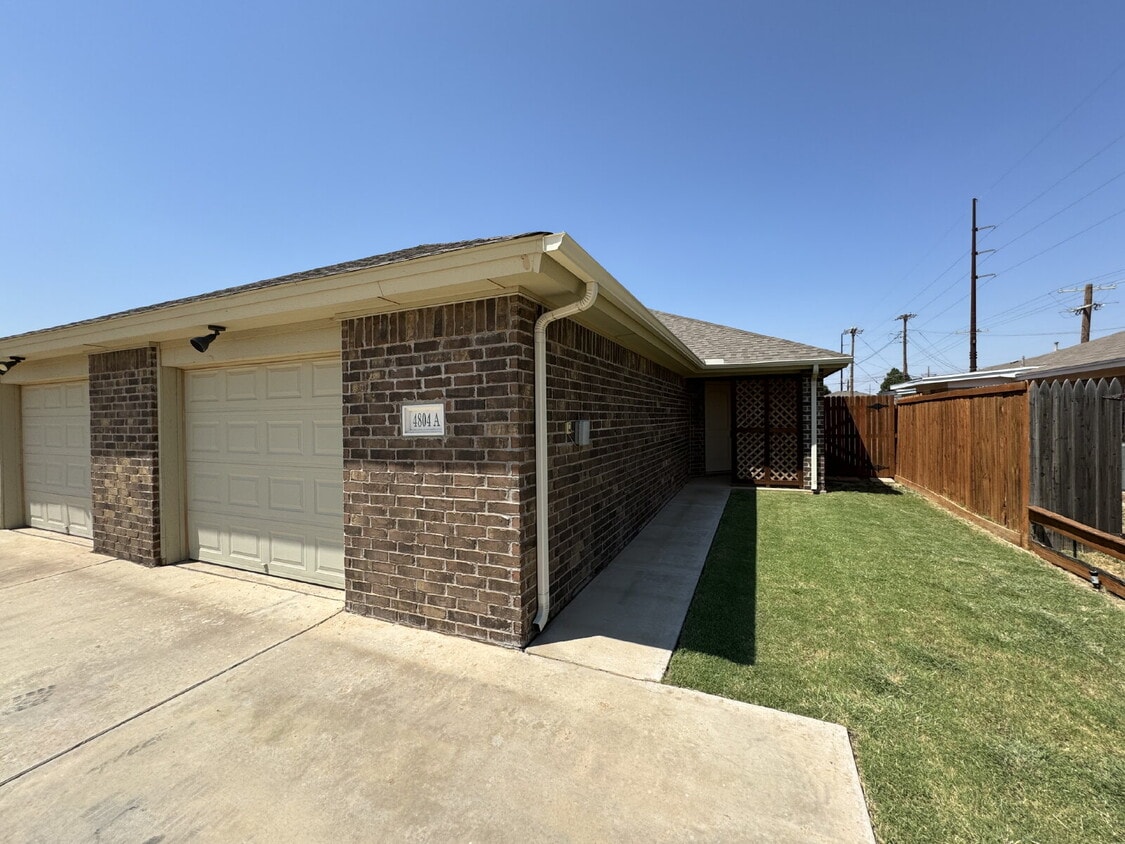 Primary Photo - Duplex Located Just Off S. Loop Convenient...