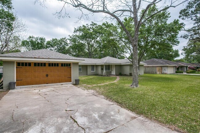 Building Photo - 1714 Springwood Dr