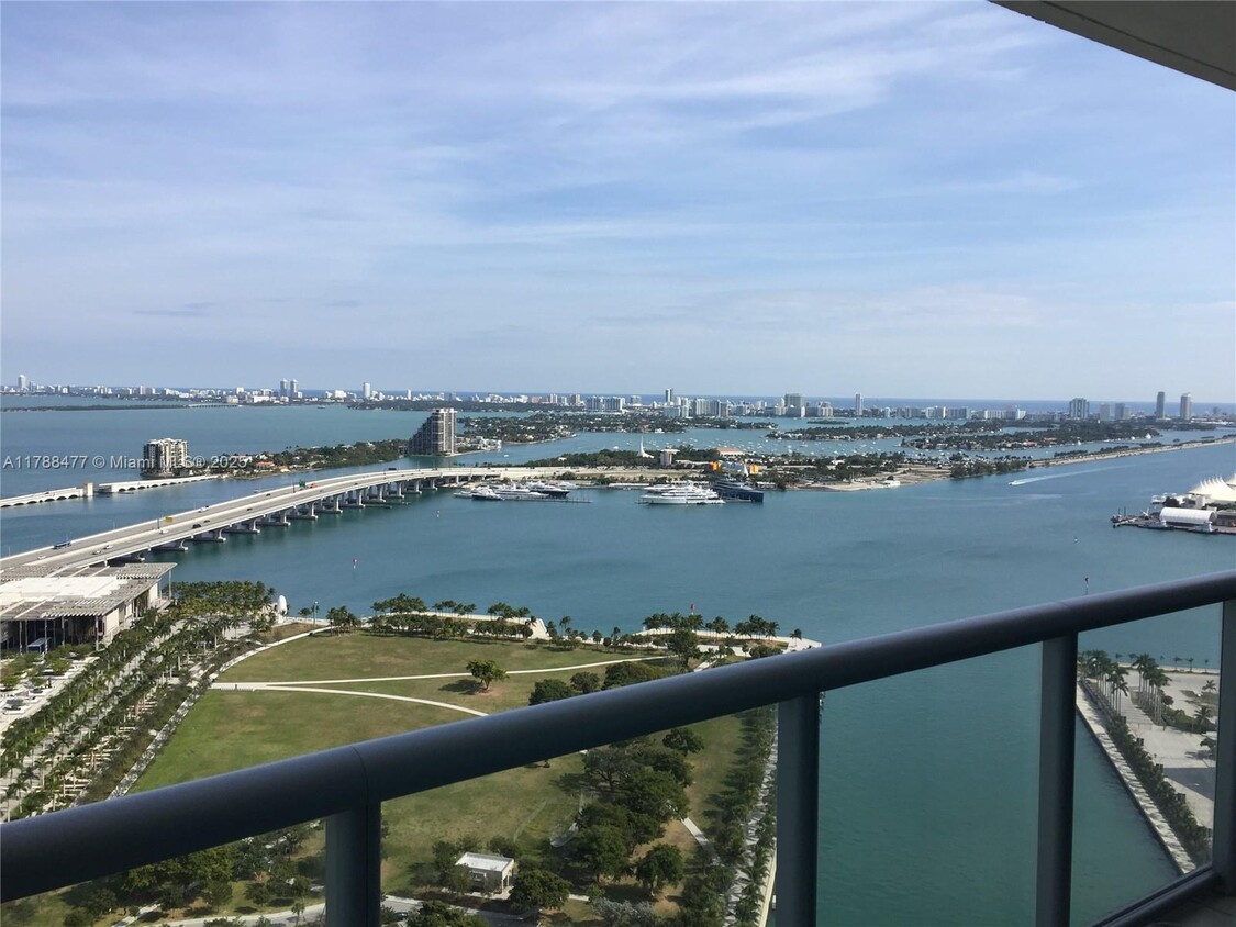 Primary Photo - 888 Biscayne Blvd
