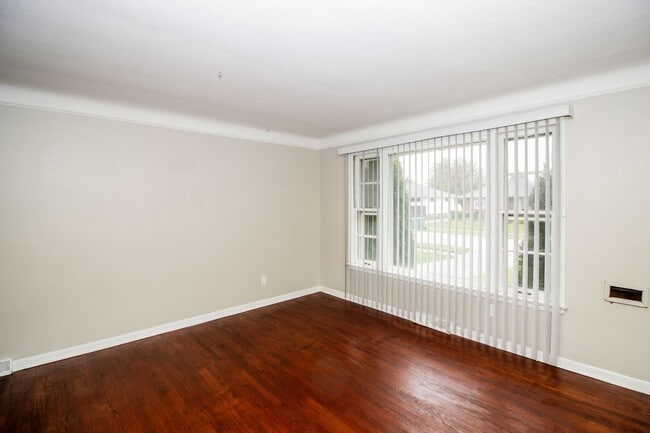 Foto del edificio - 15517 Shirley Ave