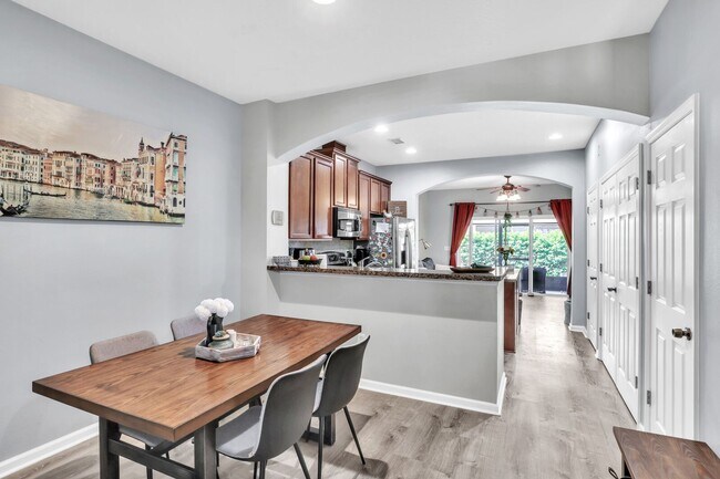 Building Photo - Beautiful 2 bedroom/ 2.5 bathroom townhome...