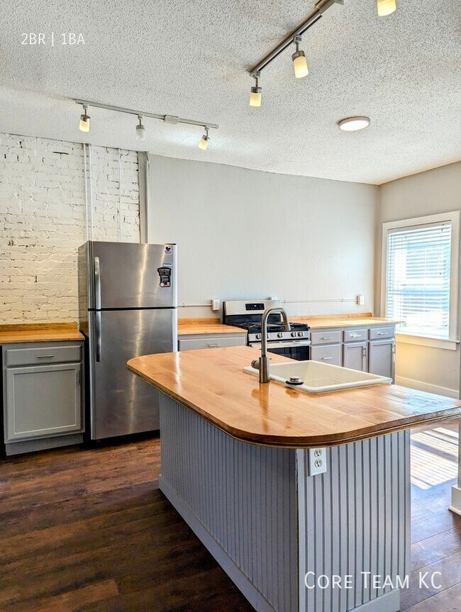 Building Photo - First Floor 2 Bedroom in Strawberry Hill