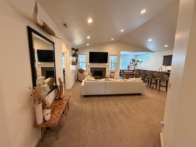 Foto del edificio - 3 Bed/2 Bath Single Level Home in Sisters! - Backs Up to Deschutes National Forest
