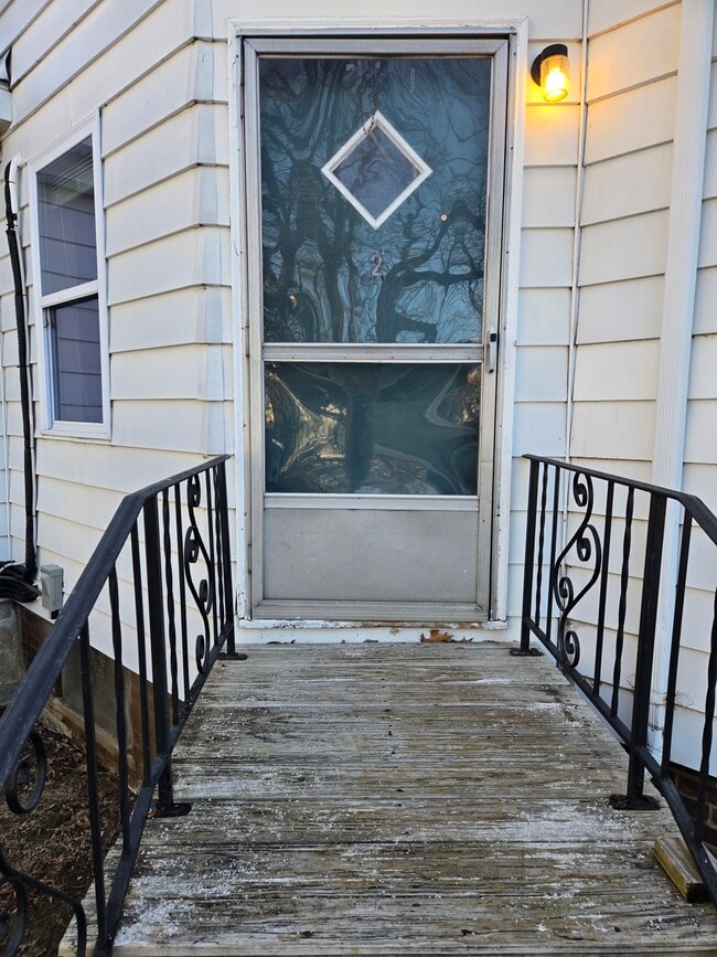 Building Photo - 509 E Clay St