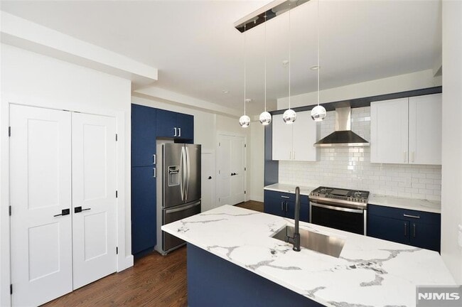 Building Photo - 203 3rd St