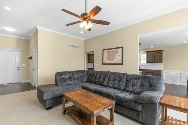 Building Photo - 5611 Abercorn Dr