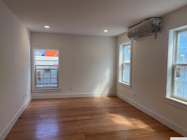 Building Photo - 406 Main St