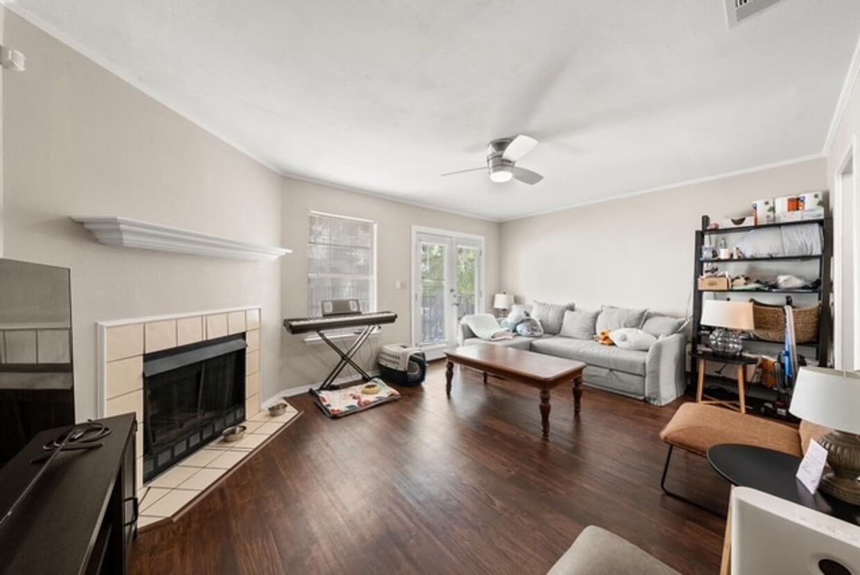 Primary Photo - Tastefully Renovated 3/2.5 Condo Steps fro...