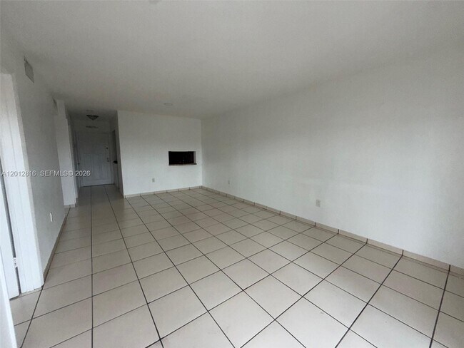 Foto del edificio - 120 Royal Palm Rd