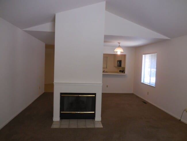 Foto del edificio - Spacious 2-Bedroom, 2-Bath Single-Story Du...