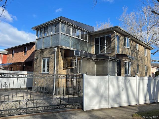 Foto del edificio - 69-52 Cloverdale Blvd