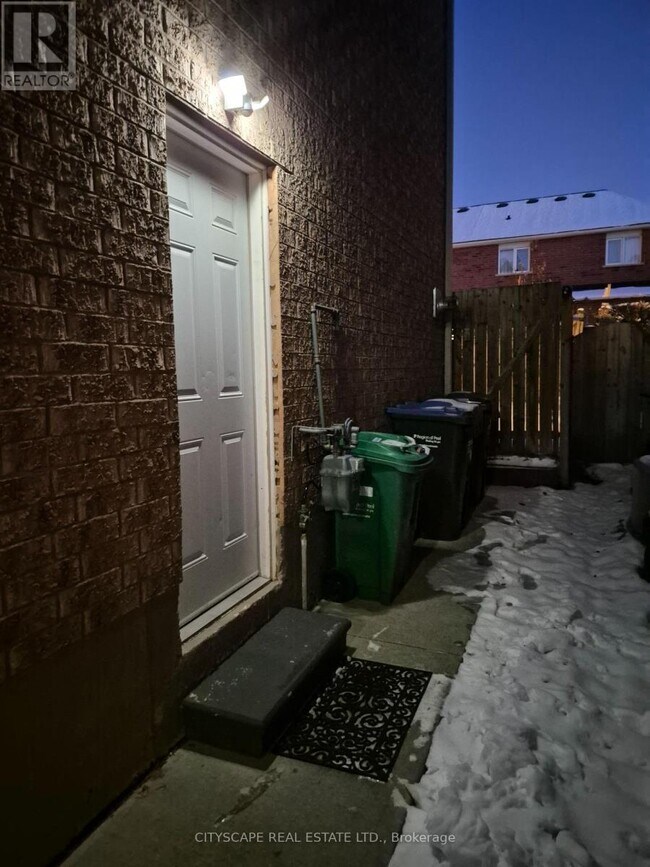 Building Photo - 3072 Caulfield Crescent