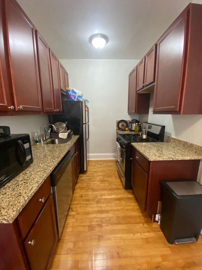 Building Photo - Evanston studio with separate kitchen! Hea...