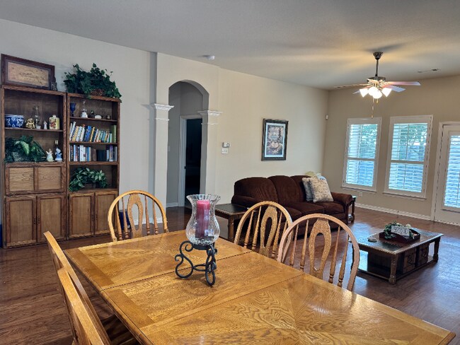 Foto del edificio - 5317 Ridgeson Dr