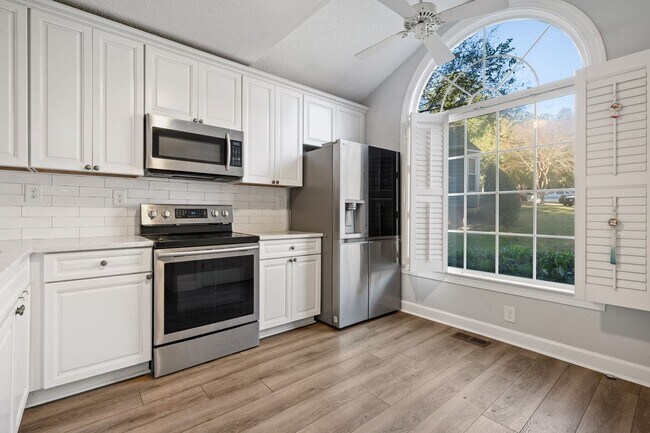 Building Photo - LOCATION!! Updated Townhome in Sought-Afte...