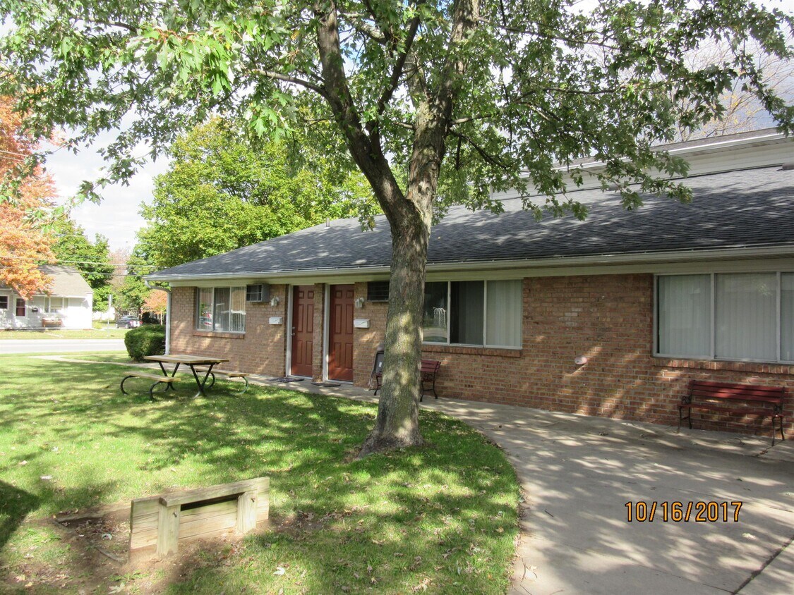 Primary Photo - 906 E Bellows St
