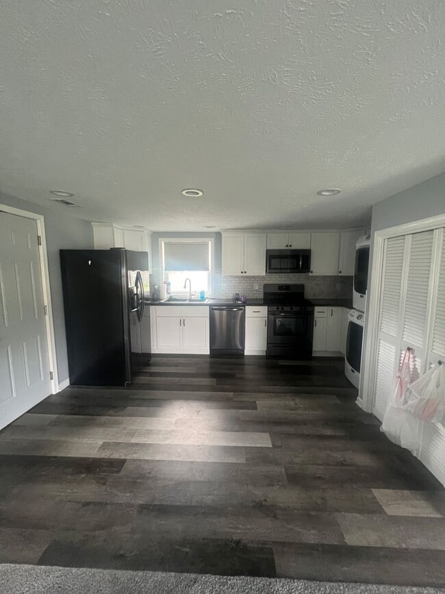 Building Photo - 2 bed • 1 bath • Garage • Shed • W/D included