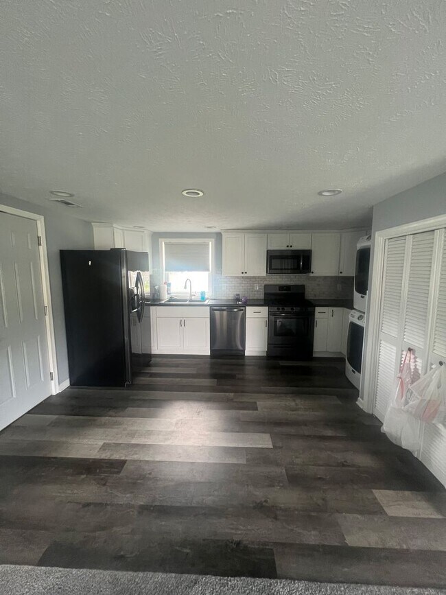 Foto del edificio - 2 bed • 1 bath • Garage • Shed • W/D included
