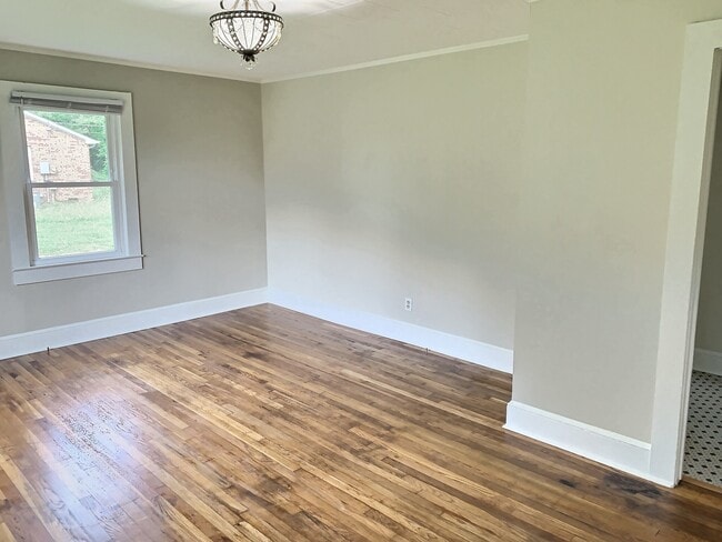 Living room, beautiful floors - 1447 Miles Rd
