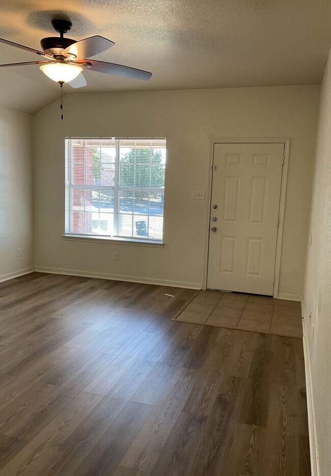 Foto del edificio - 1403 Cinch Dr